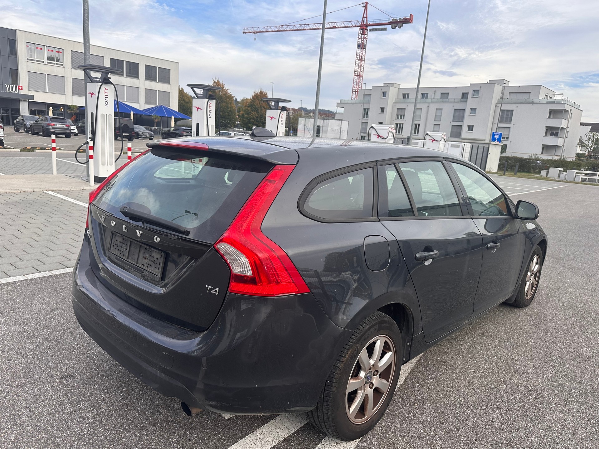 VOLVO V60 T4-image-3