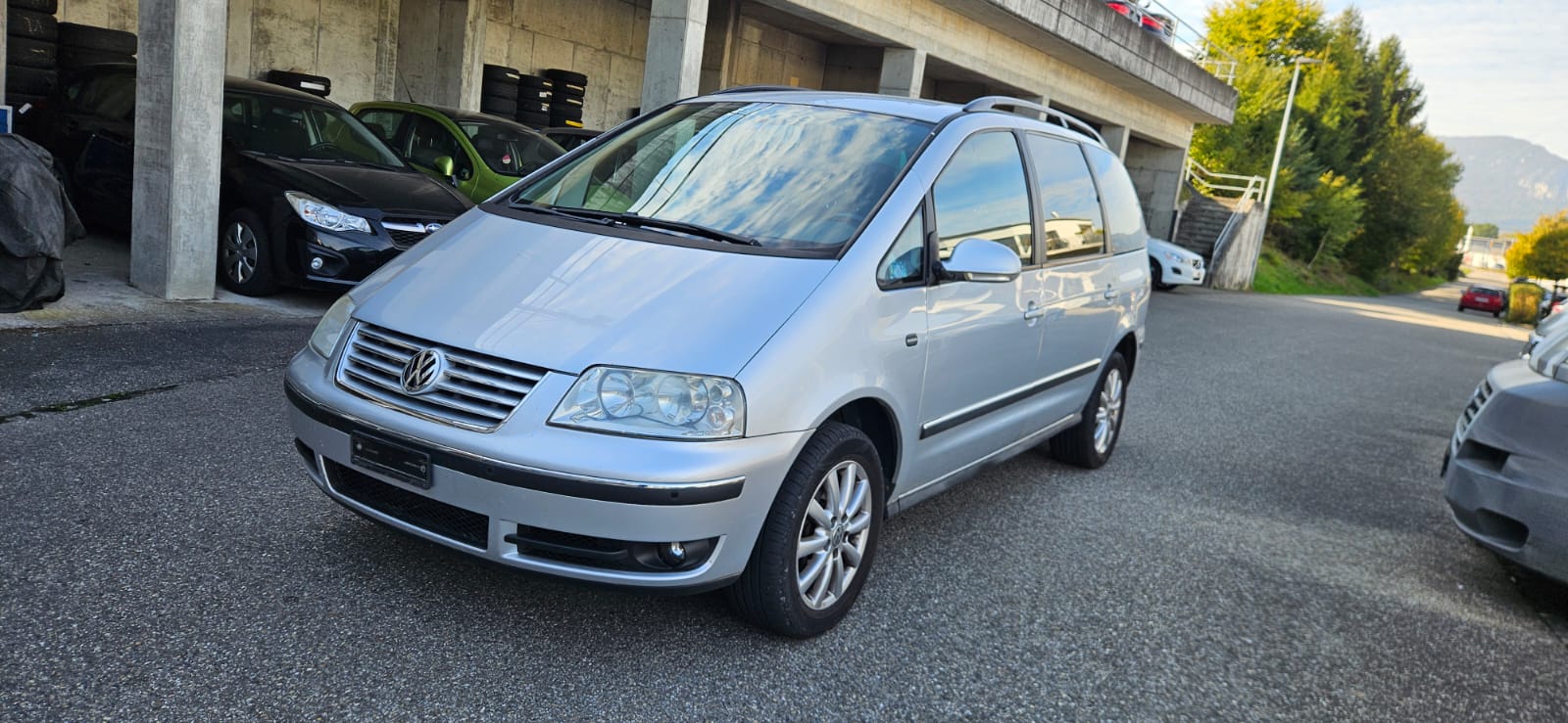 VW Sharan 1.8 T Trendline Automatic-image-4