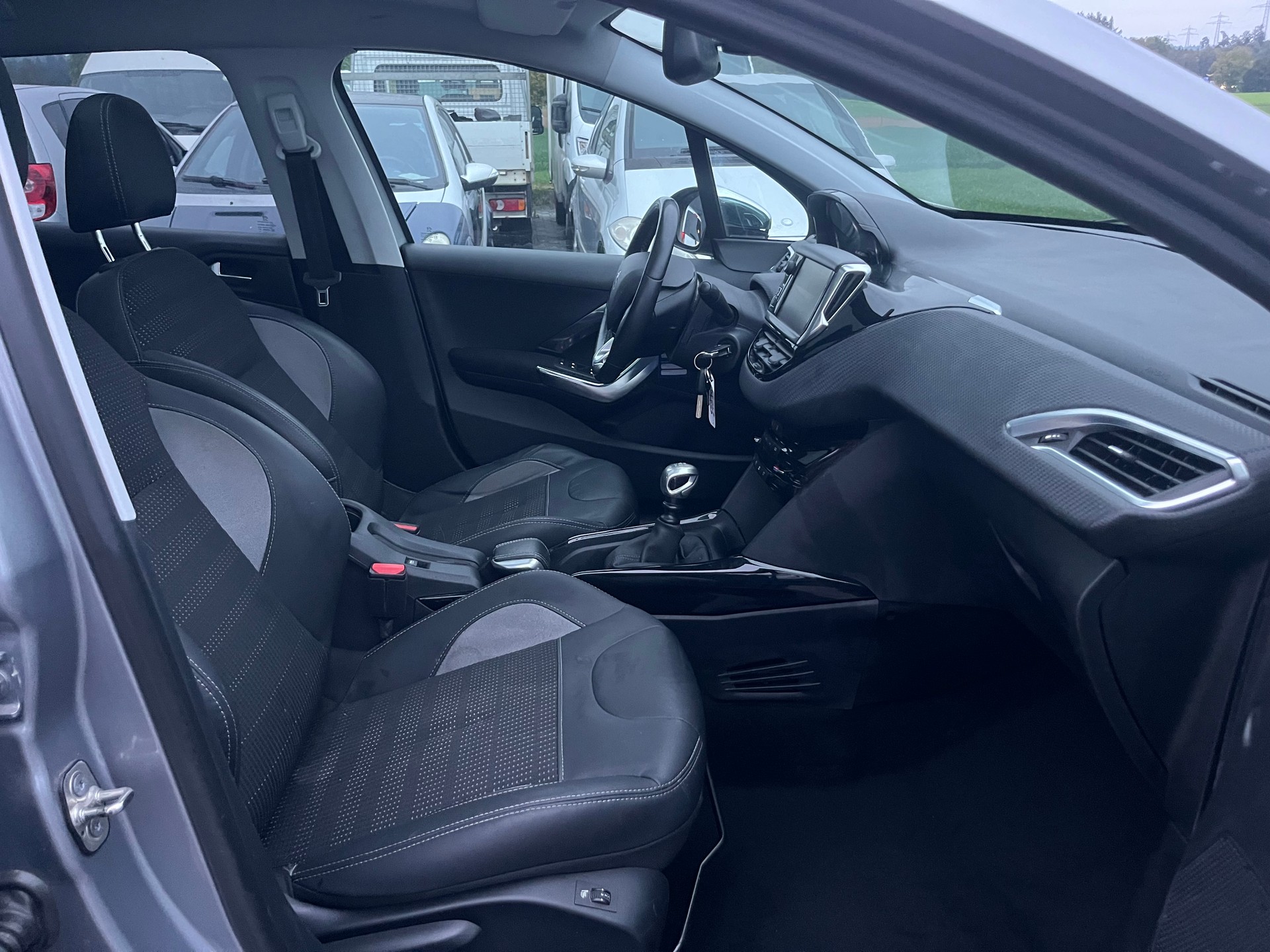 PEUGEOT 2008 1.6 BlueHDi Allure-image-9