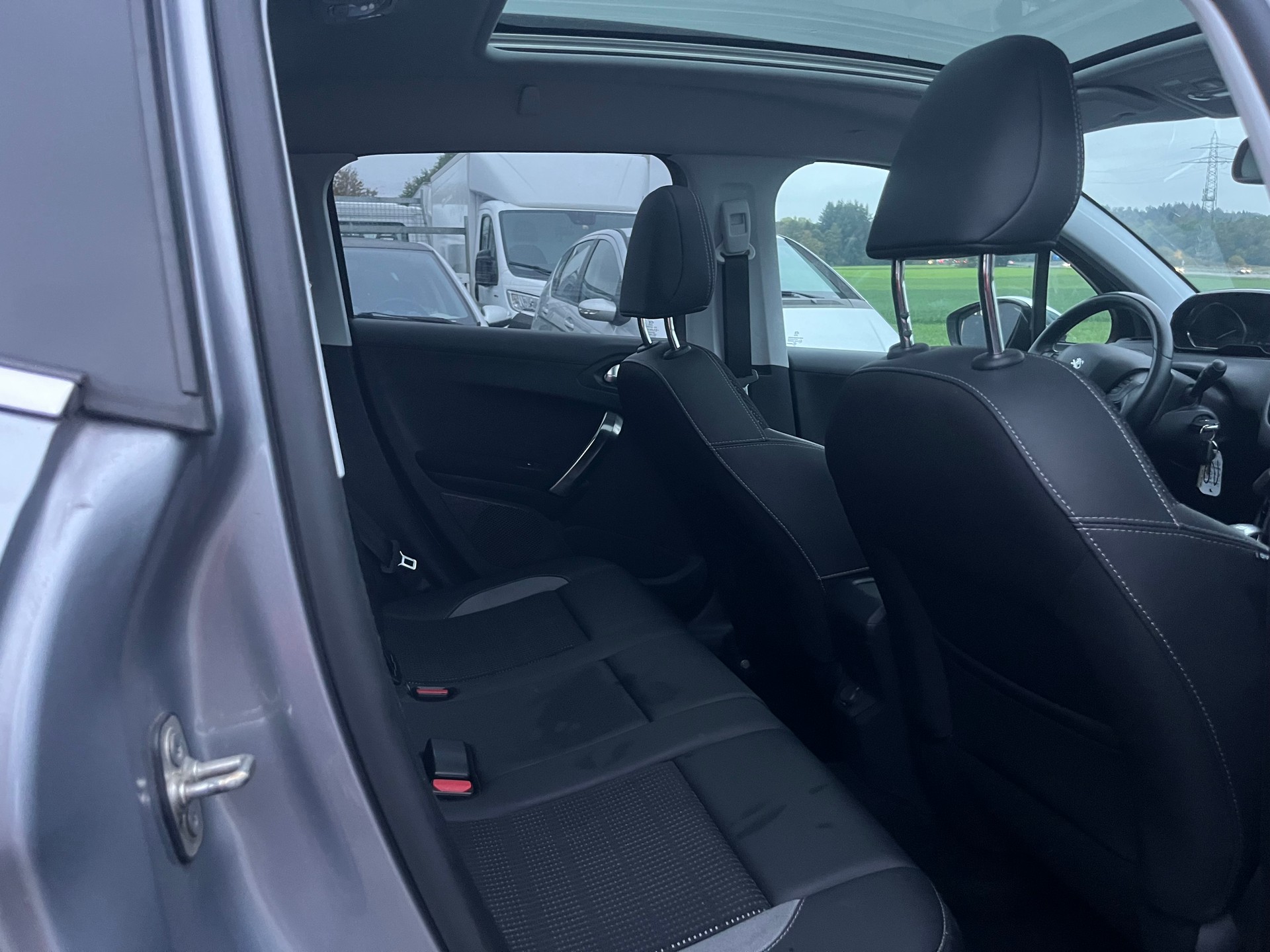 PEUGEOT 2008 1.6 BlueHDi Allure-image-11