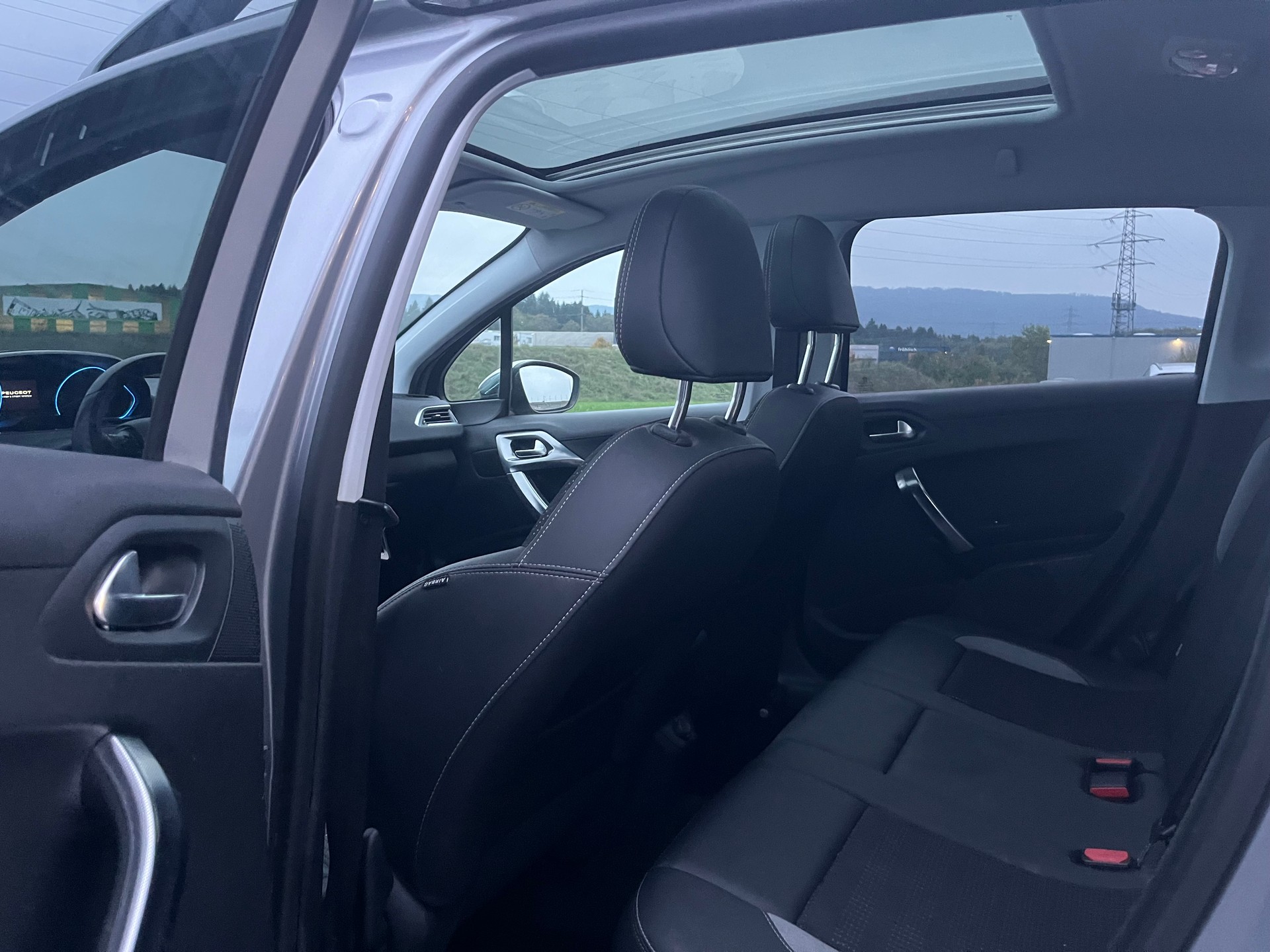 PEUGEOT 2008 1.6 BlueHDi Allure-image-15
