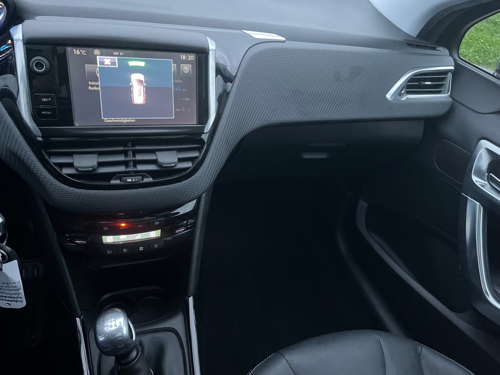 PEUGEOT 2008 1.6 BlueHDi Allure-image-14