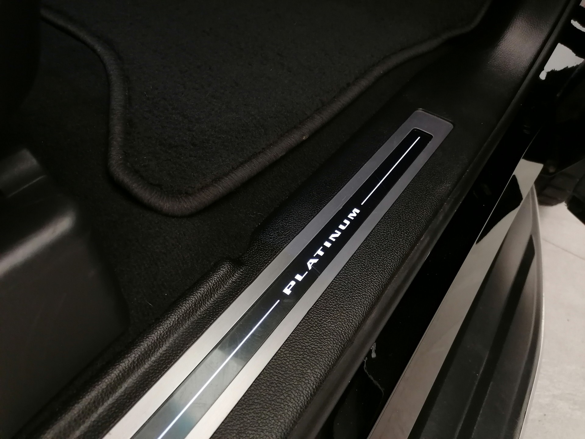CADILLAC Escalade 6.2 Platinum AWD-image-15