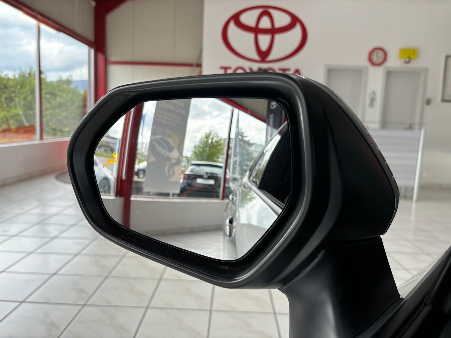 TOYOTA Corolla 1.8 HSD Trend e- CVT-image-19