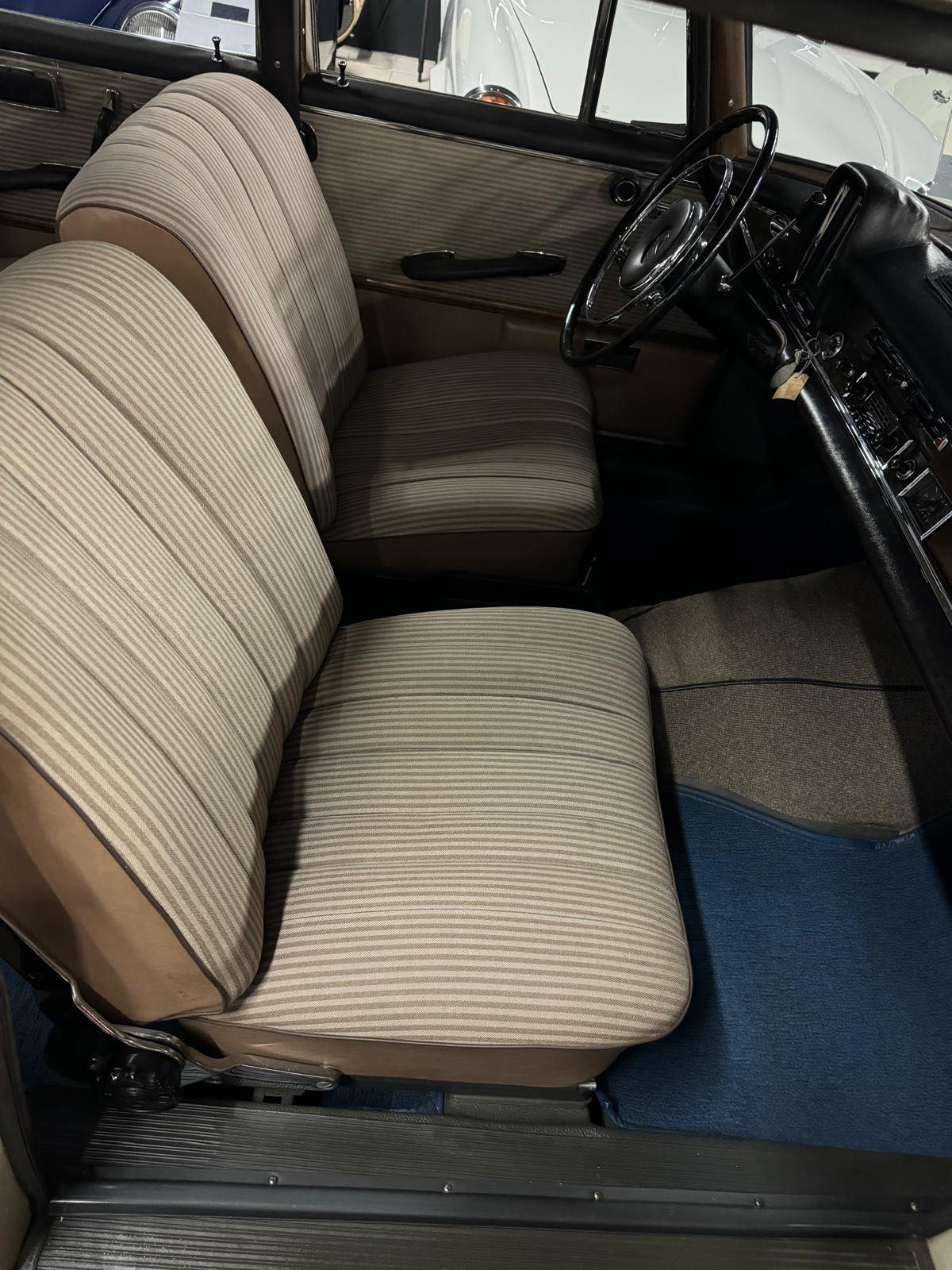 MERCEDES-BENZ 220S Heckflosse-image-9