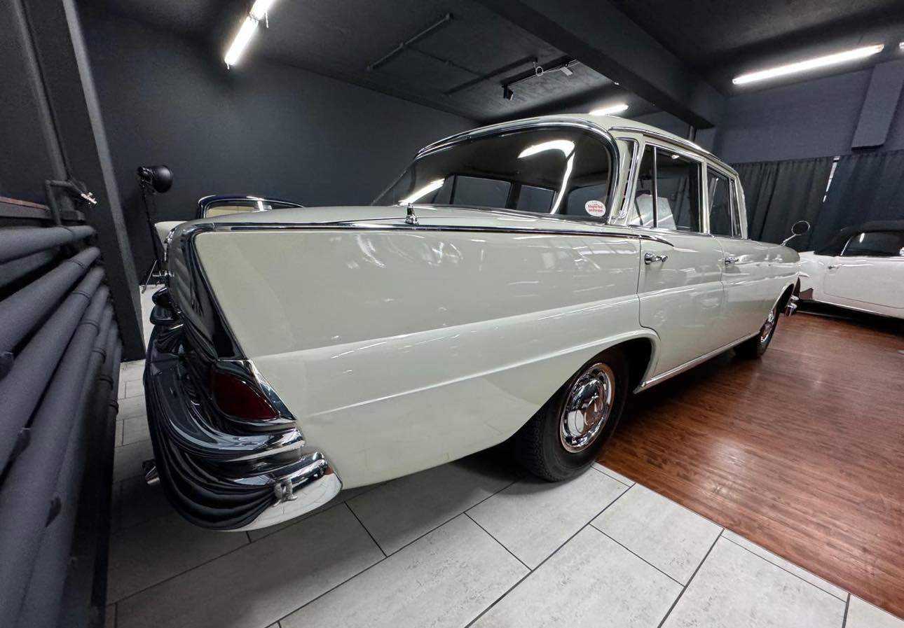MERCEDES-BENZ 220S Heckflosse-image-1