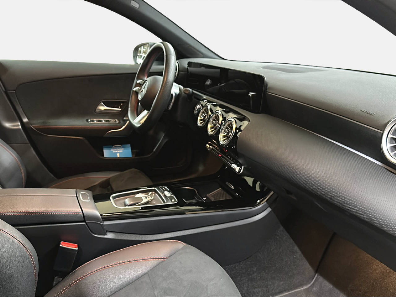 MERCEDES-BENZ A 180 d AMG Line-image-12