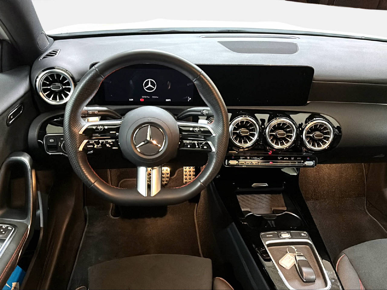 MERCEDES-BENZ A 180 d AMG Line-image-9