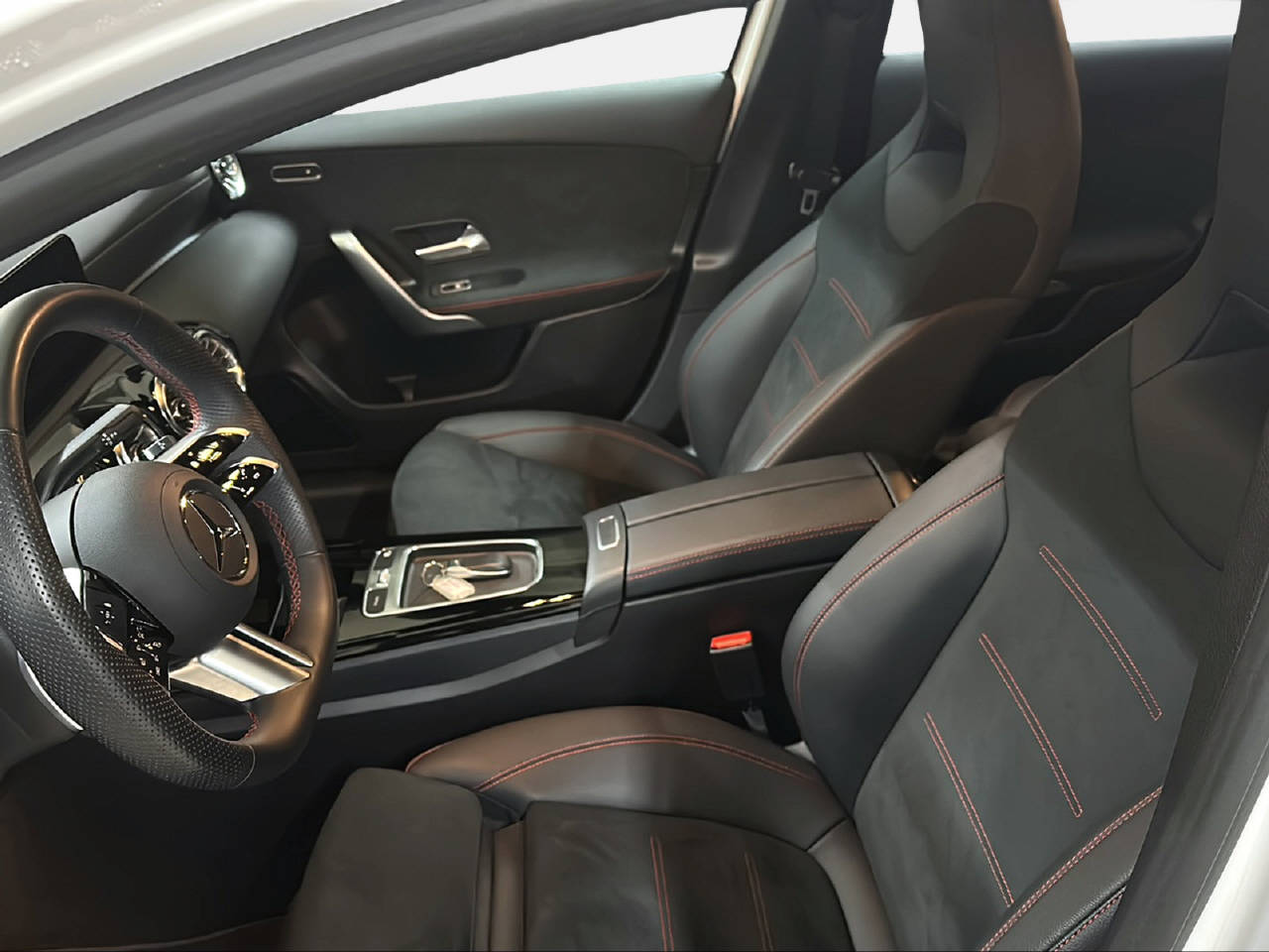 MERCEDES-BENZ A 180 d AMG Line-image-11