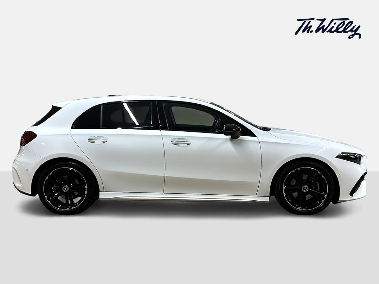 MERCEDES-BENZ A 180 d AMG Line-image-5