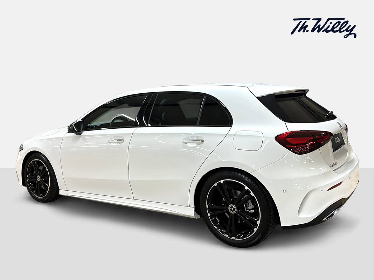 MERCEDES-BENZ A 180 d AMG Line-image-2