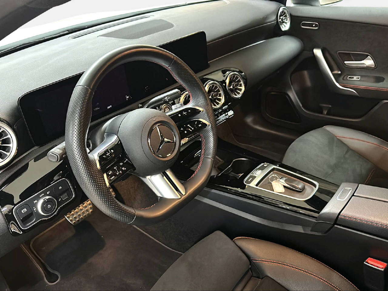 MERCEDES-BENZ A 180 d AMG Line-image-10