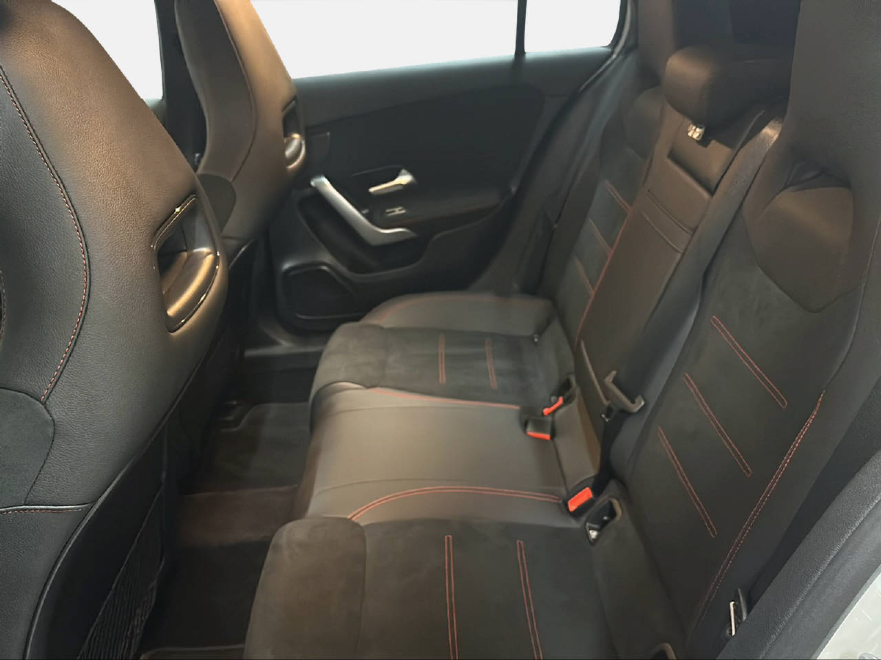 MERCEDES-BENZ A 180 d AMG Line-image-13