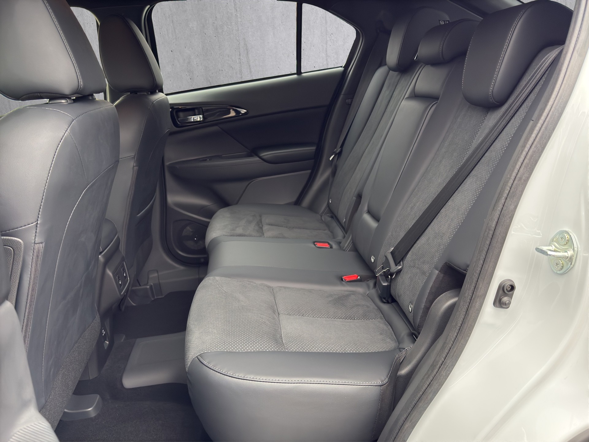 MITSUBISHI ECLIPSE Cross 2.4 PHEV Blackline 4x4-image-11