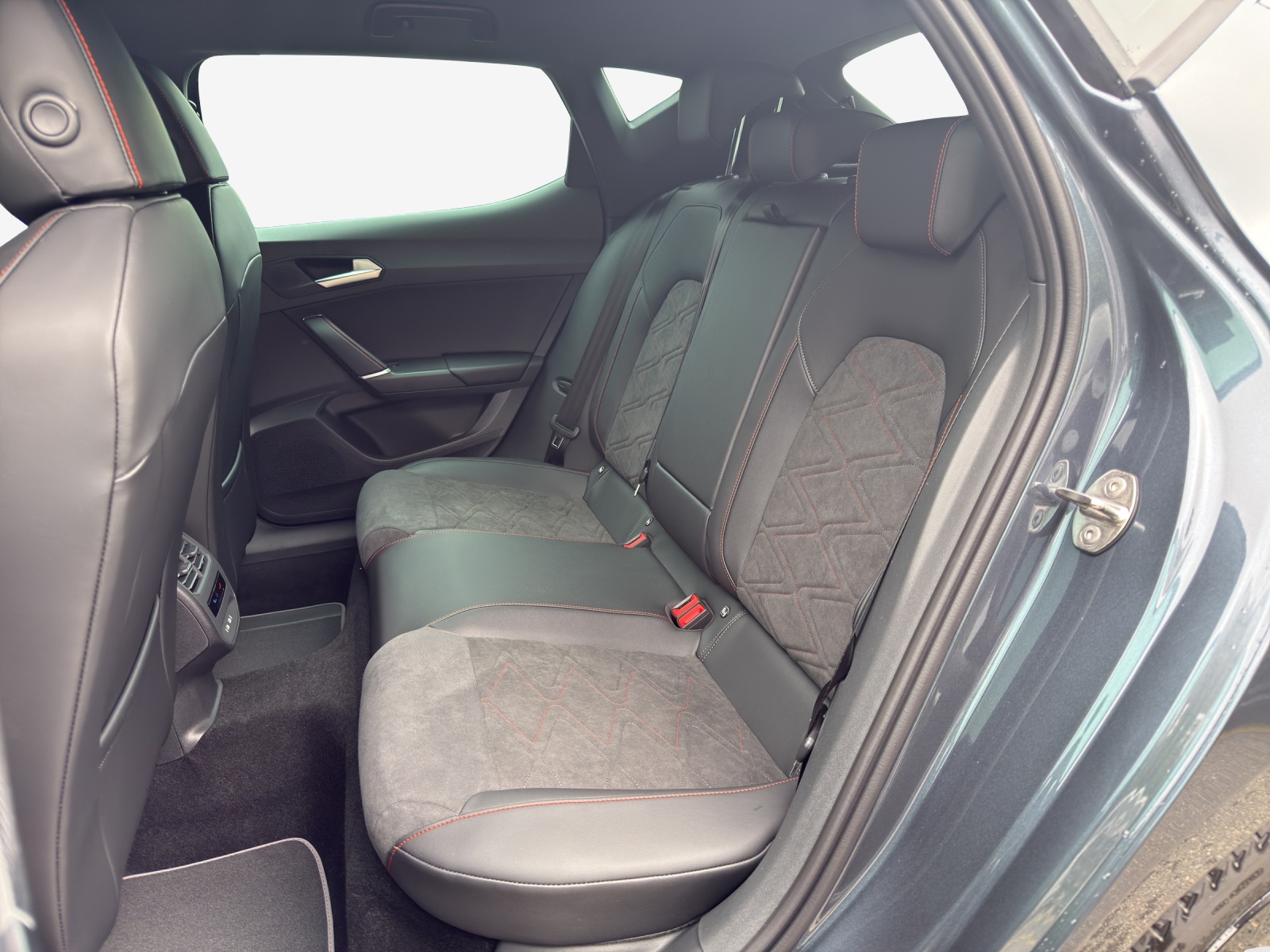 SEAT Leon 1.5 eHybrid pHEV DSG 75 Edition-image-11
