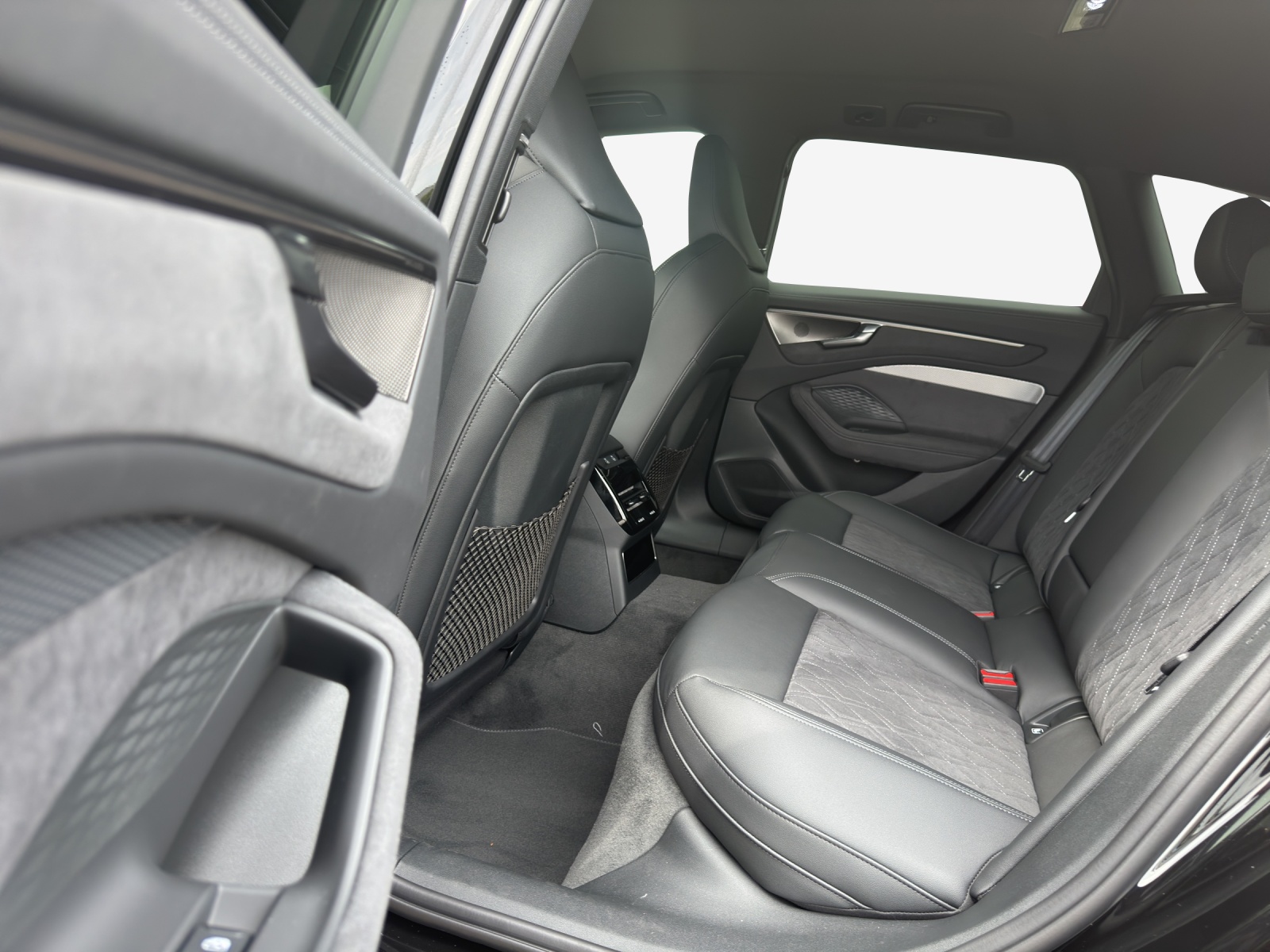 AUDI A6 Avant TDI quattro 150 kW S tronic-image-11