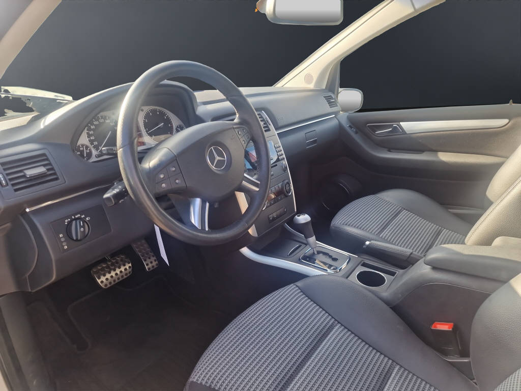 MERCEDES-BENZ B 200-image-8