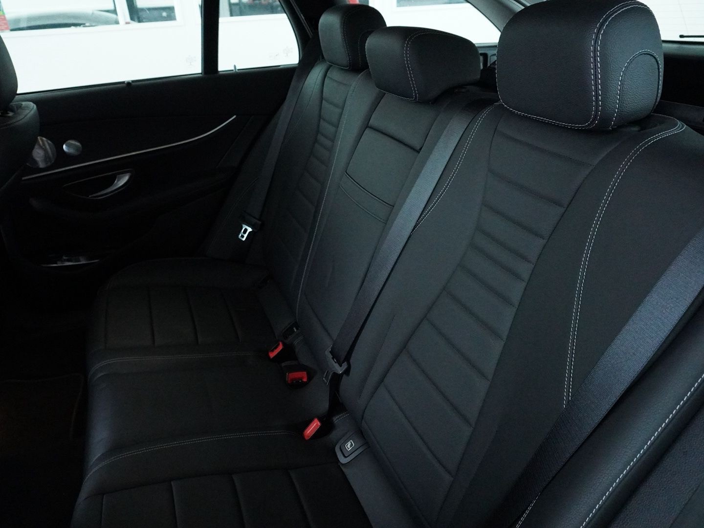 MERCEDES-BENZ E 220 d Avantgarde 4Matic 9G-Tronic-image-4