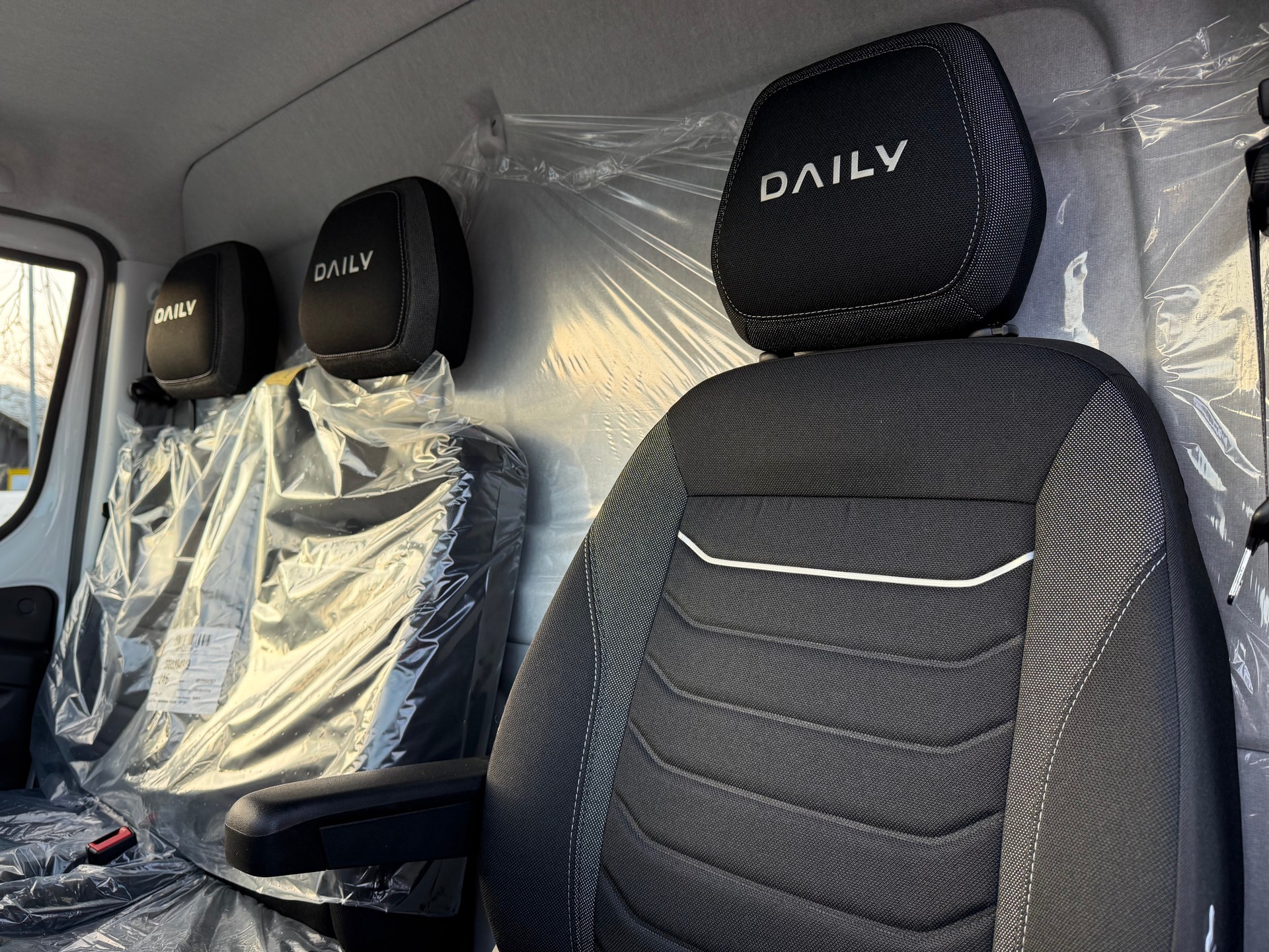 IVECO Daily 35S18 Hi-Matic Möbelkoffer mit Hebebühne 2.40m und 850 Kg. Nutzlast-image-14