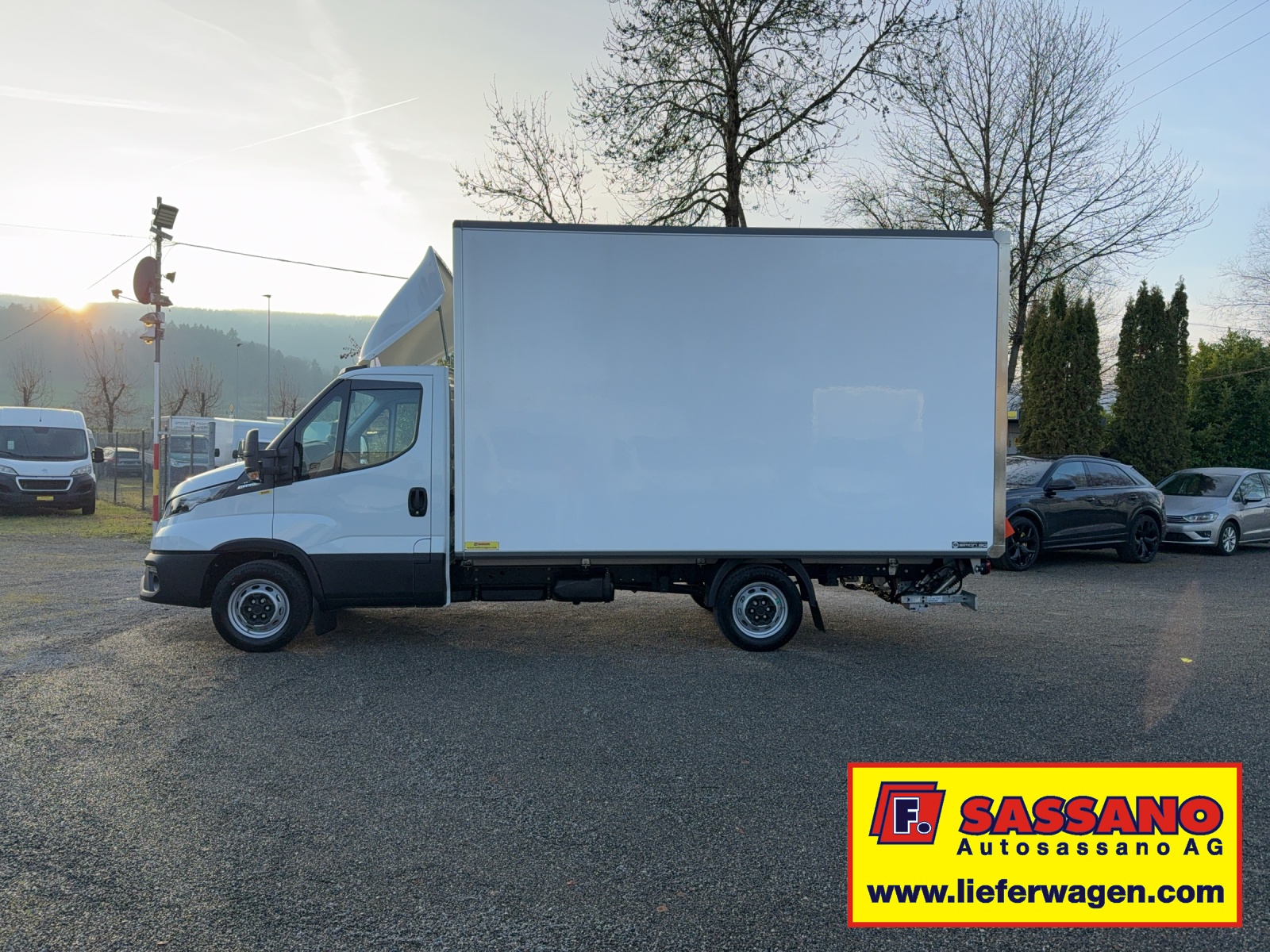IVECO Daily 35S18 Hi-Matic Möbelkoffer mit Hebebühne 2.40m und 850 Kg. Nutzlast-image-3