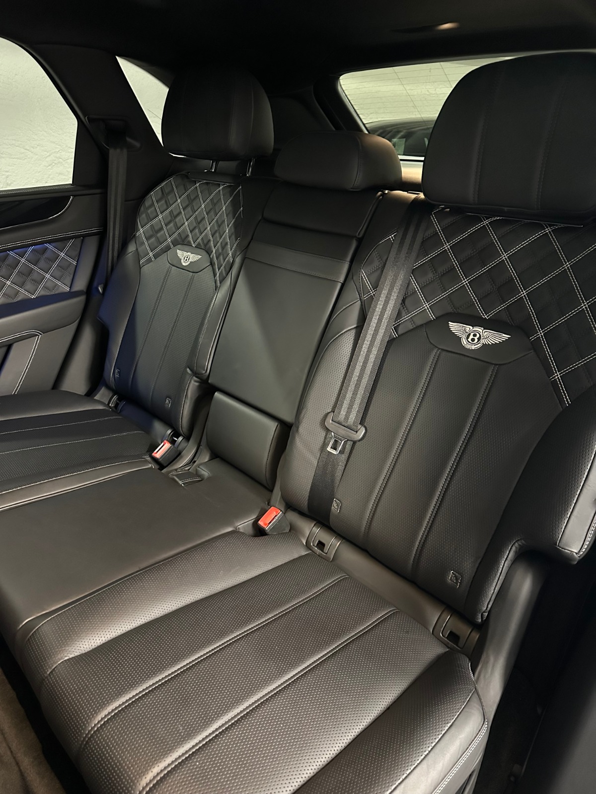 BENTLEY Bentayga V8-image-10