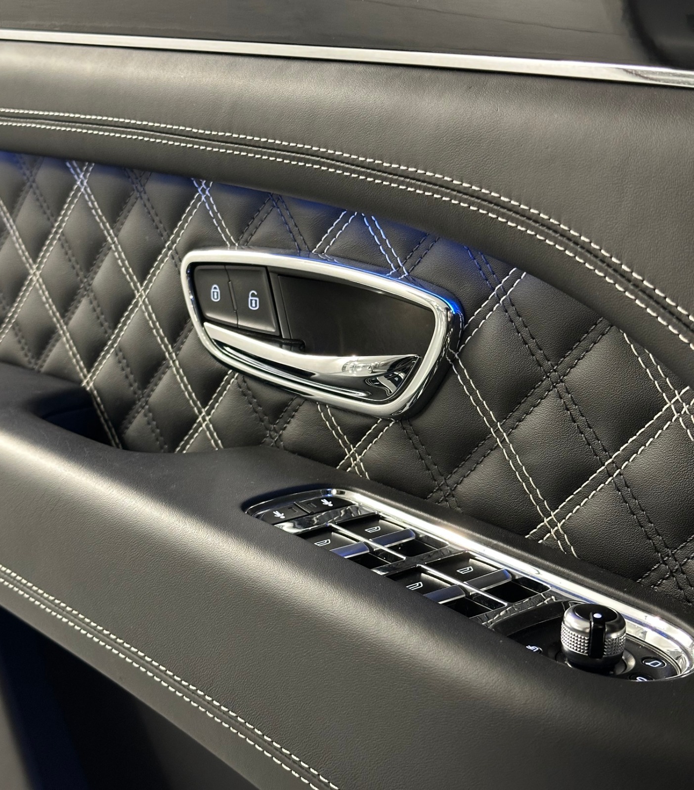 BENTLEY Bentayga V8-image-18