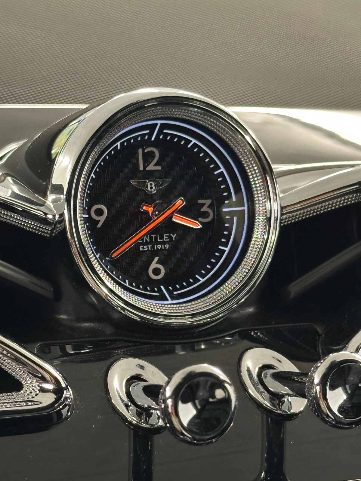 BENTLEY Bentayga V8-image-15