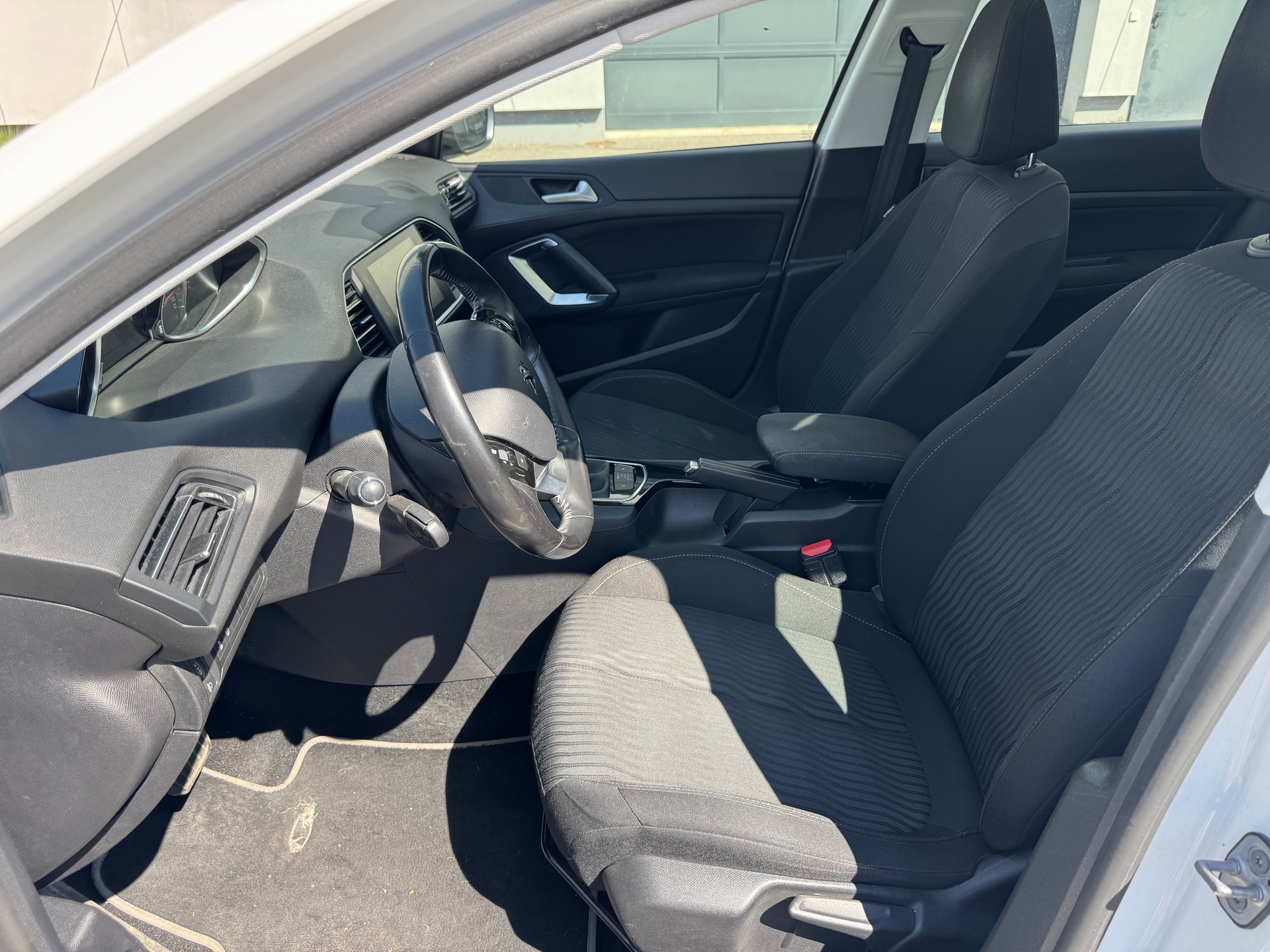 PEUGEOT 308 SW 1.6 BlueHDI Allure Automatic-image-5