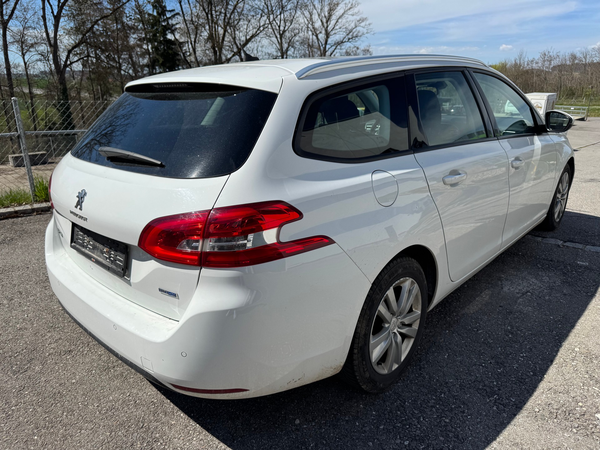 PEUGEOT 308 SW 1.6 BlueHDI Allure Automatic-image-2