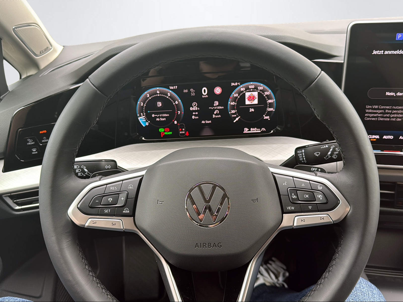 VW Golf VIII 1.5 eTSI United DSG-image-11