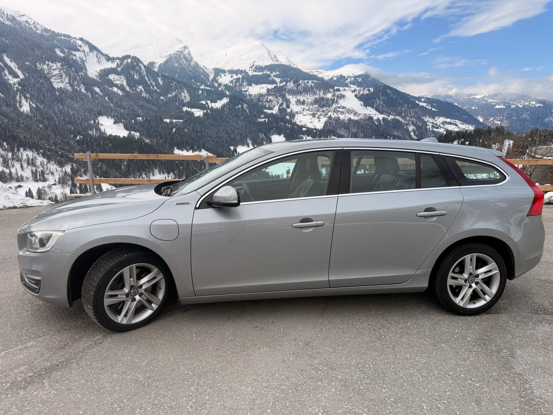 VOLVO 2.4 D6 Summum Pl.Hyb.-image-1