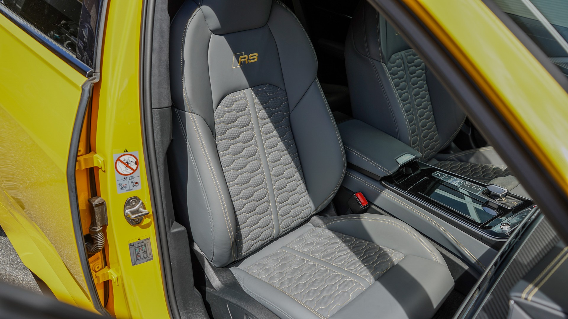 AUDI RS6 4.0 V8 TFSI quattro ***VEGAS GELB / AUDI EXCLUSIVE / GELBE NÄHTE / MTM FELGEN***-image-13