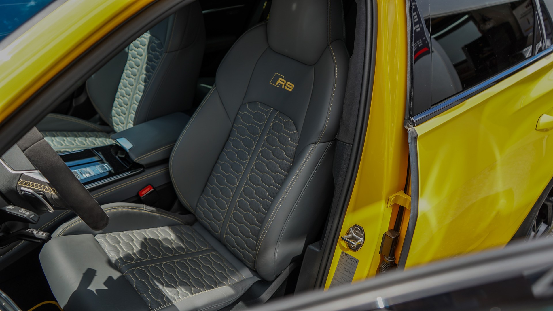 AUDI RS6 4.0 V8 TFSI quattro ***VEGAS GELB / AUDI EXCLUSIVE / GELBE NÄHTE / MTM FELGEN***-image-14