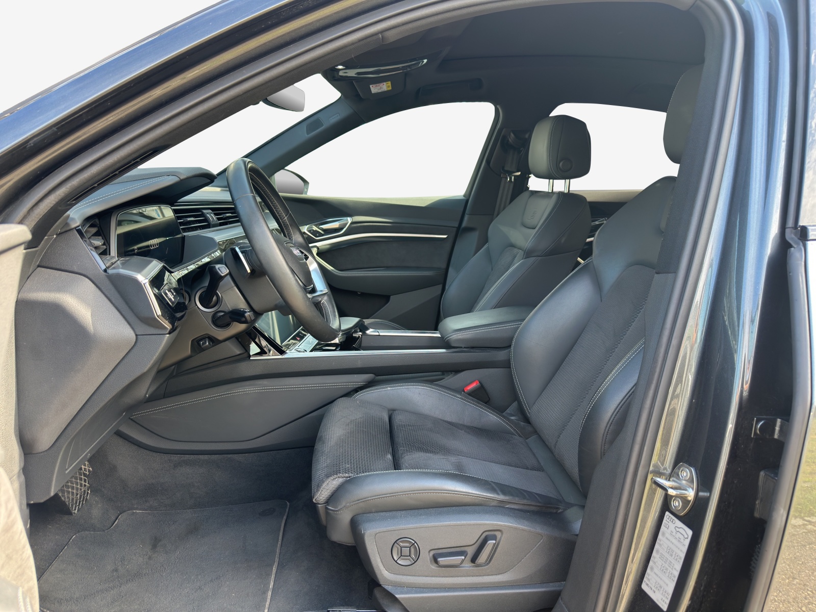 AUDI e-tron 55 Sportback S Line quattro-image-8