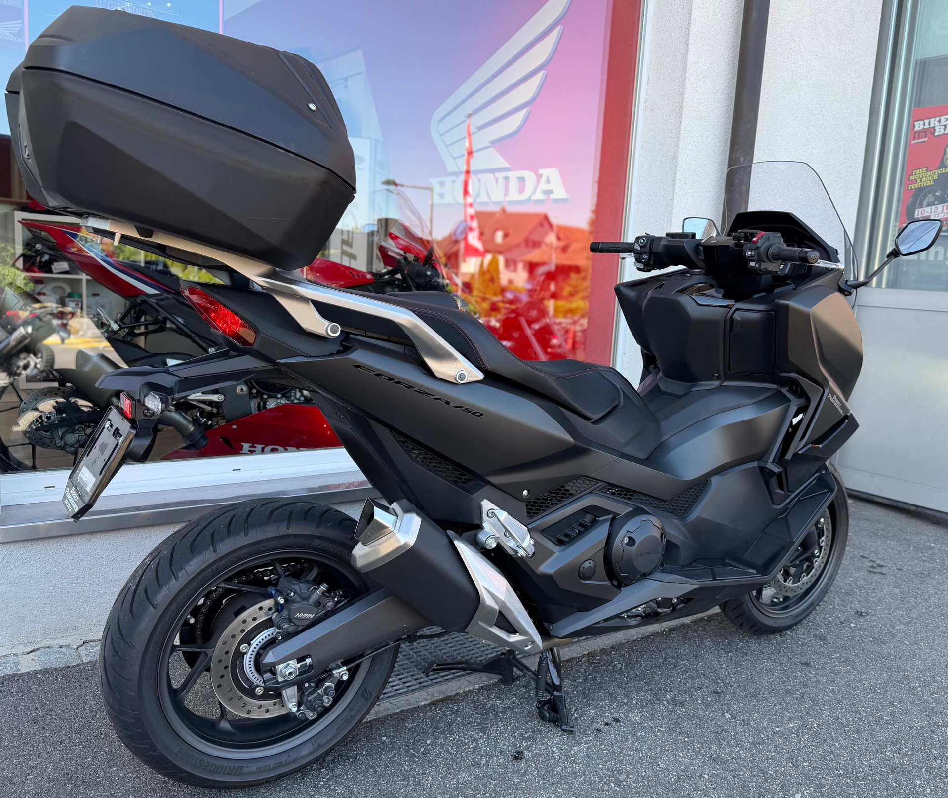 HONDA FORZA 750-showroom-element-3