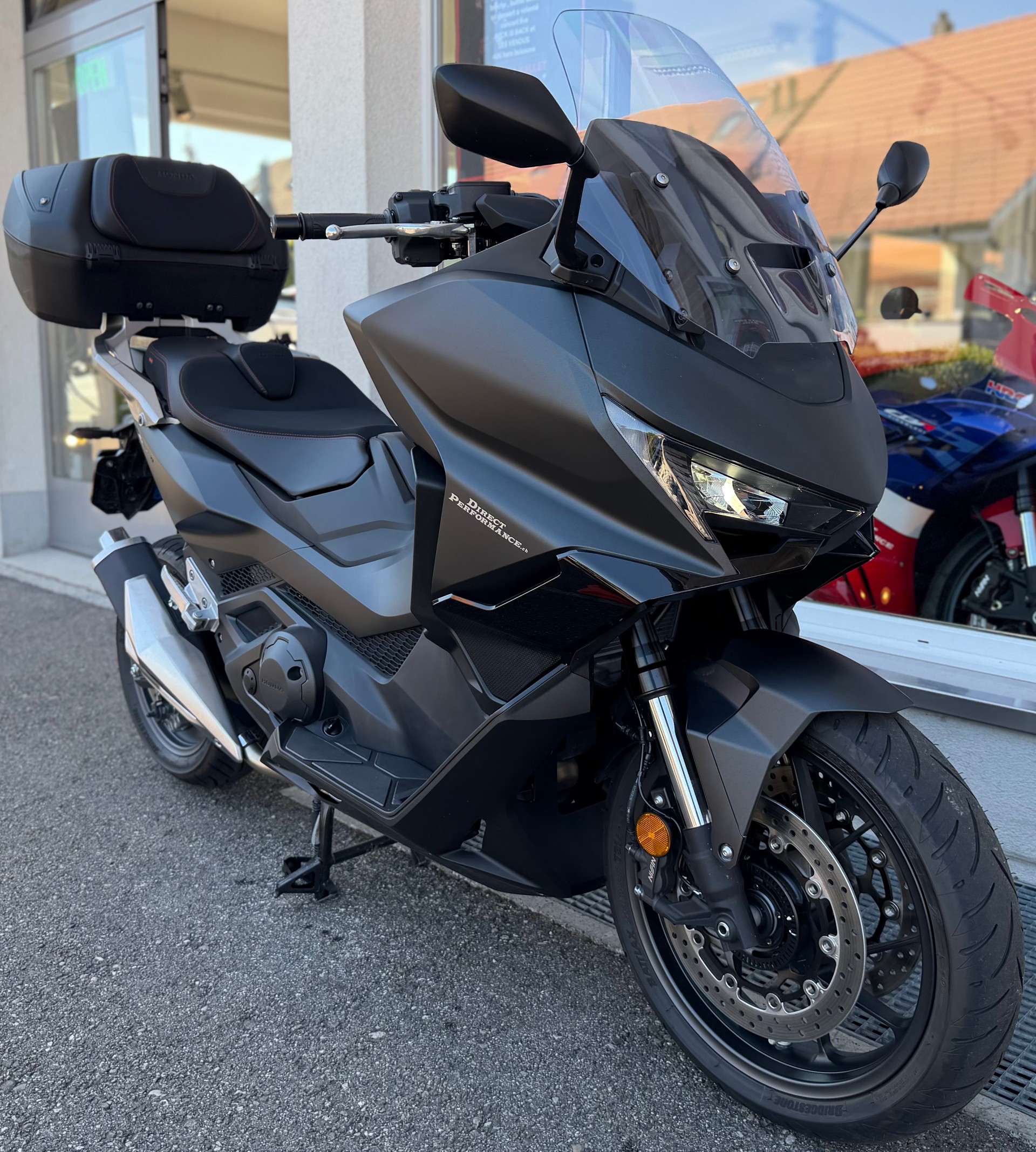 HONDA FORZA 750-showroom-element-2