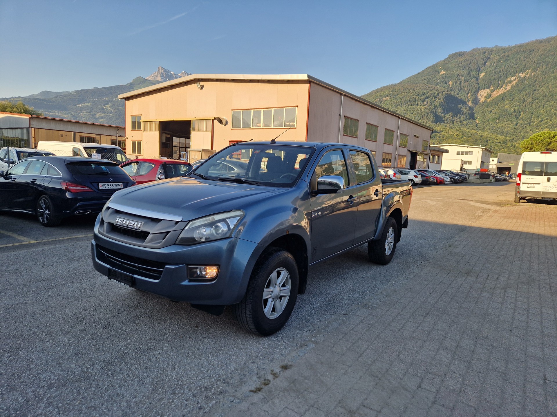 ISUZU D-MAX 2.5 Crew Cab Satellite 4x4-image-0