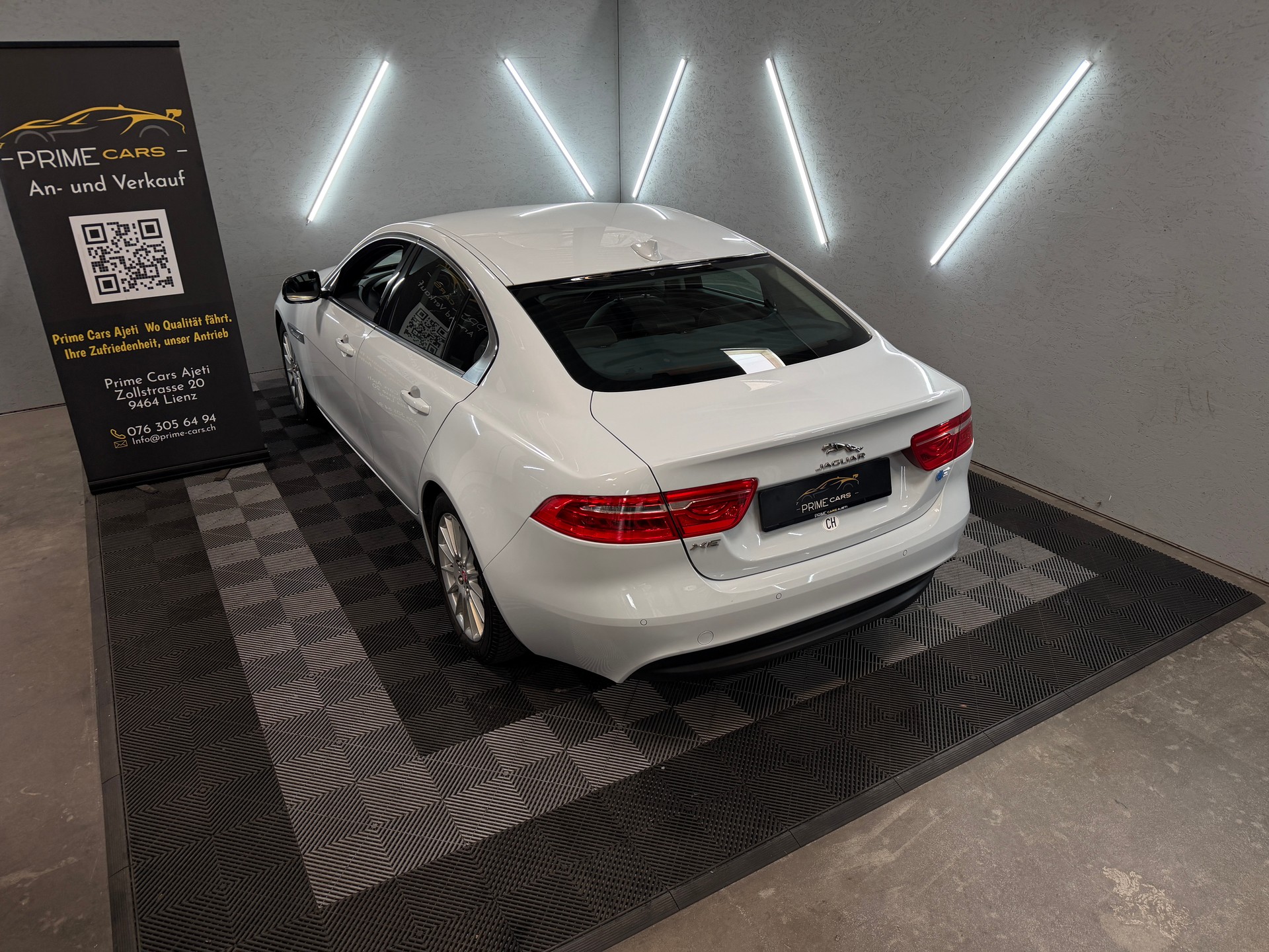 JAGUAR XE E-Performance 20d Pure Automat-image-11
