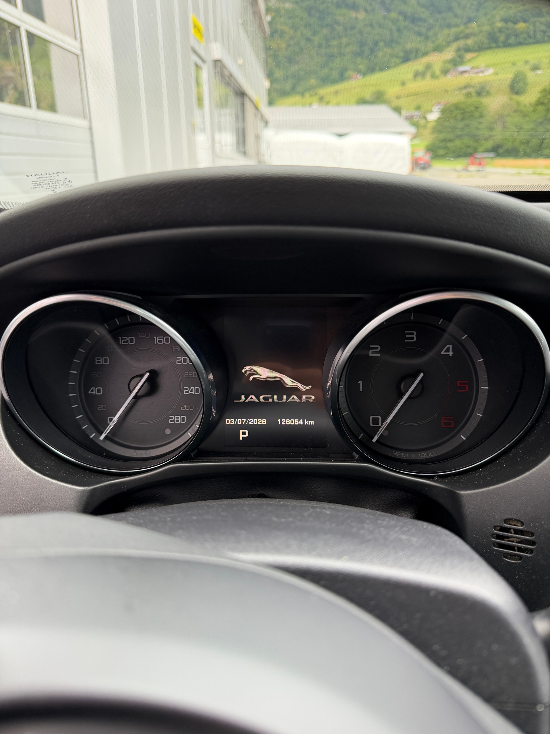 JAGUAR XE E-Performance 20d Pure Automat-image-21