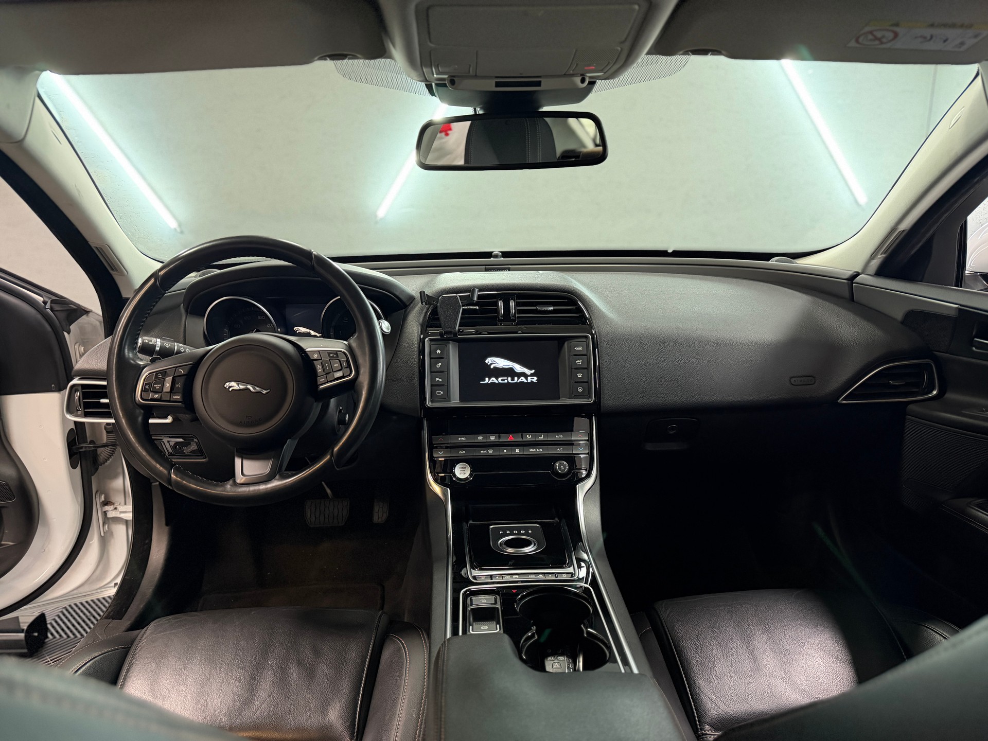 JAGUAR XE E-Performance 20d Pure Automat-image-14