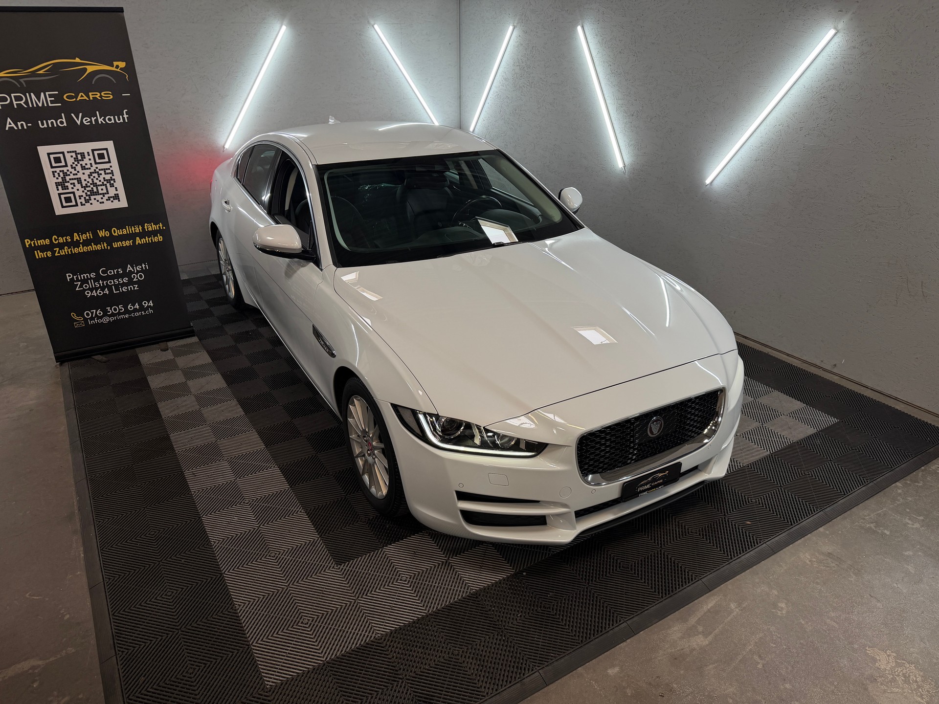 JAGUAR XE E-Performance 20d Pure Automat-image-3