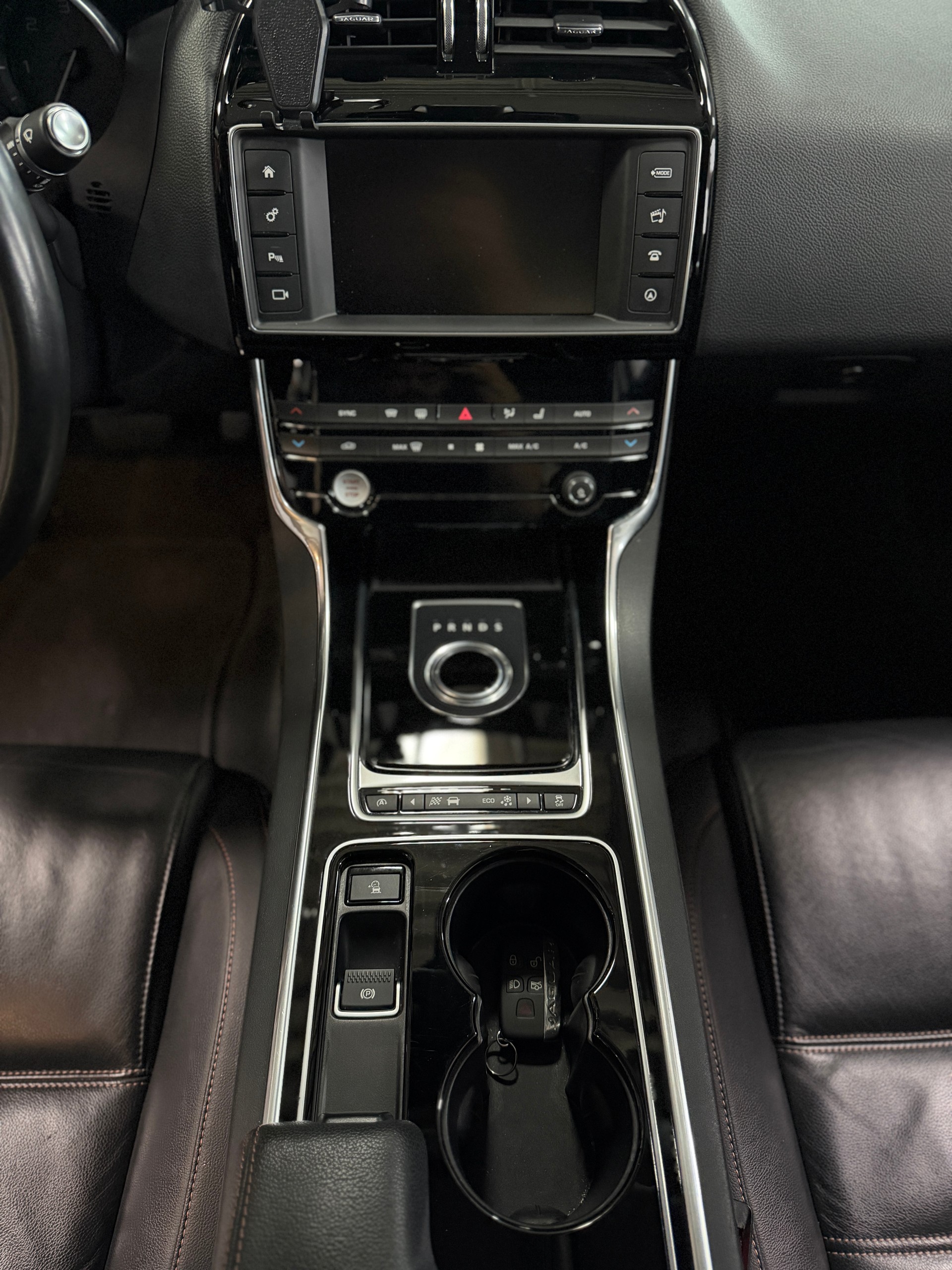 JAGUAR XE E-Performance 20d Pure Automat-image-16