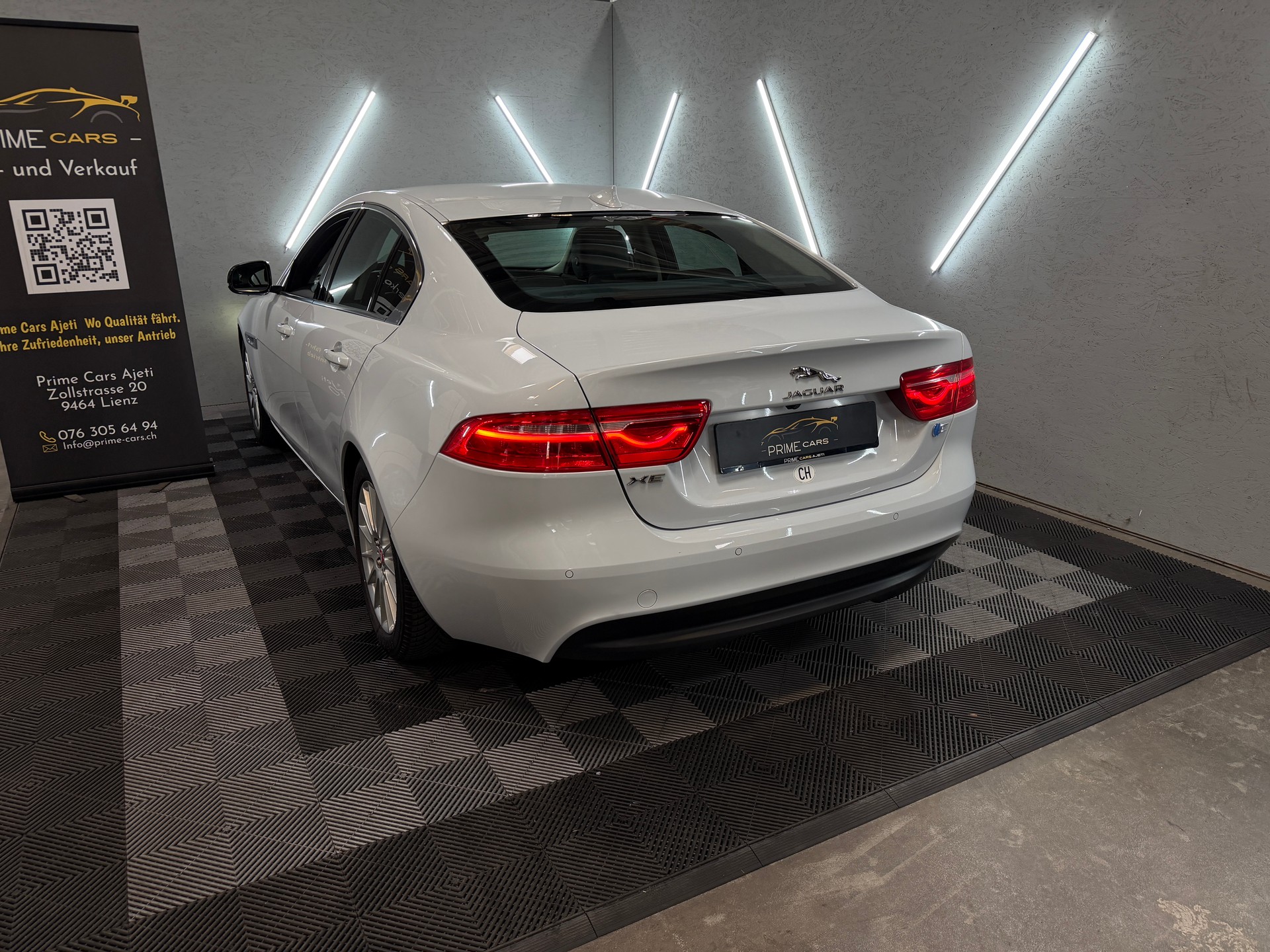 JAGUAR XE E-Performance 20d Pure Automat-image-13