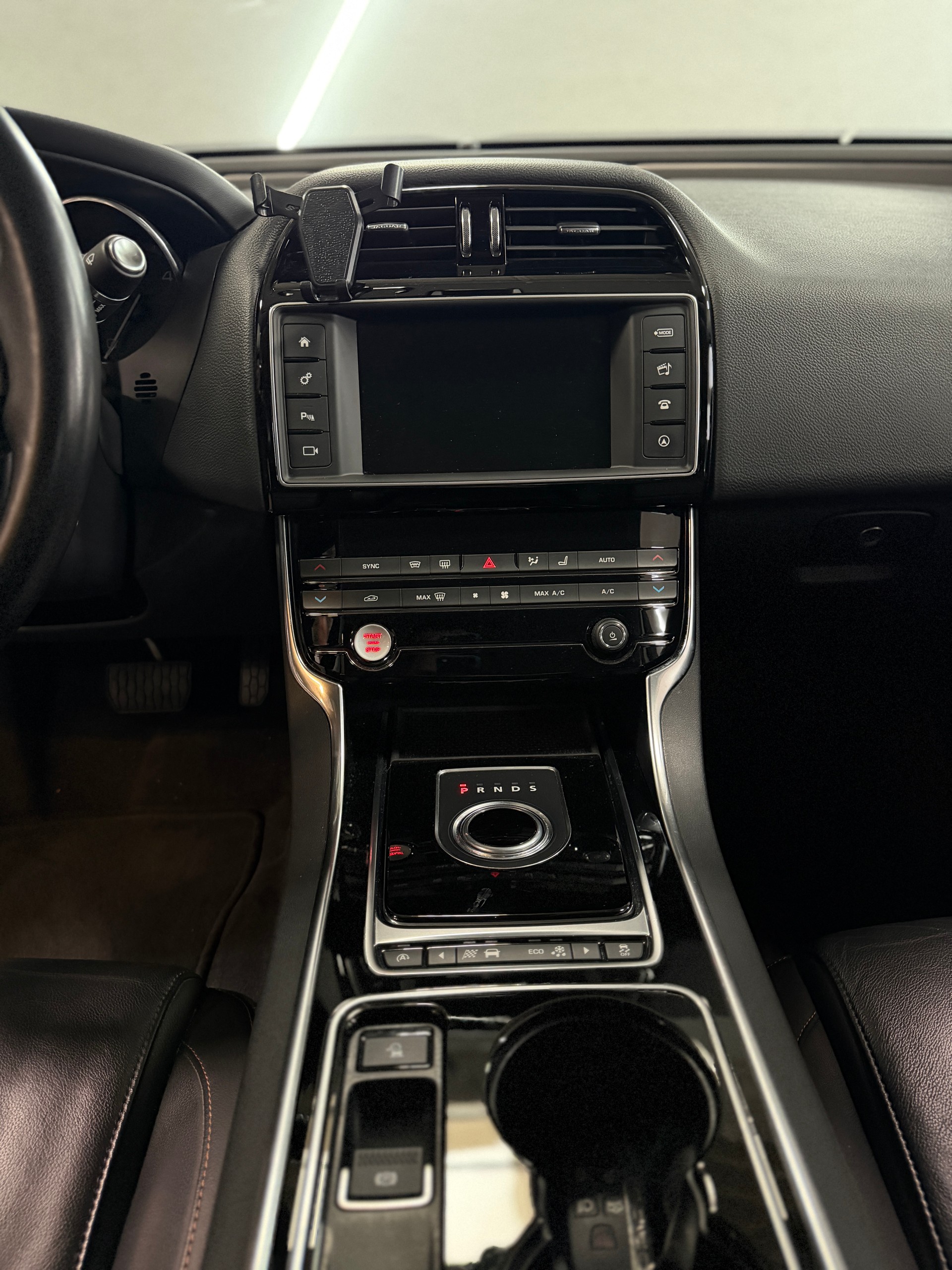 JAGUAR XE E-Performance 20d Pure Automat-image-17