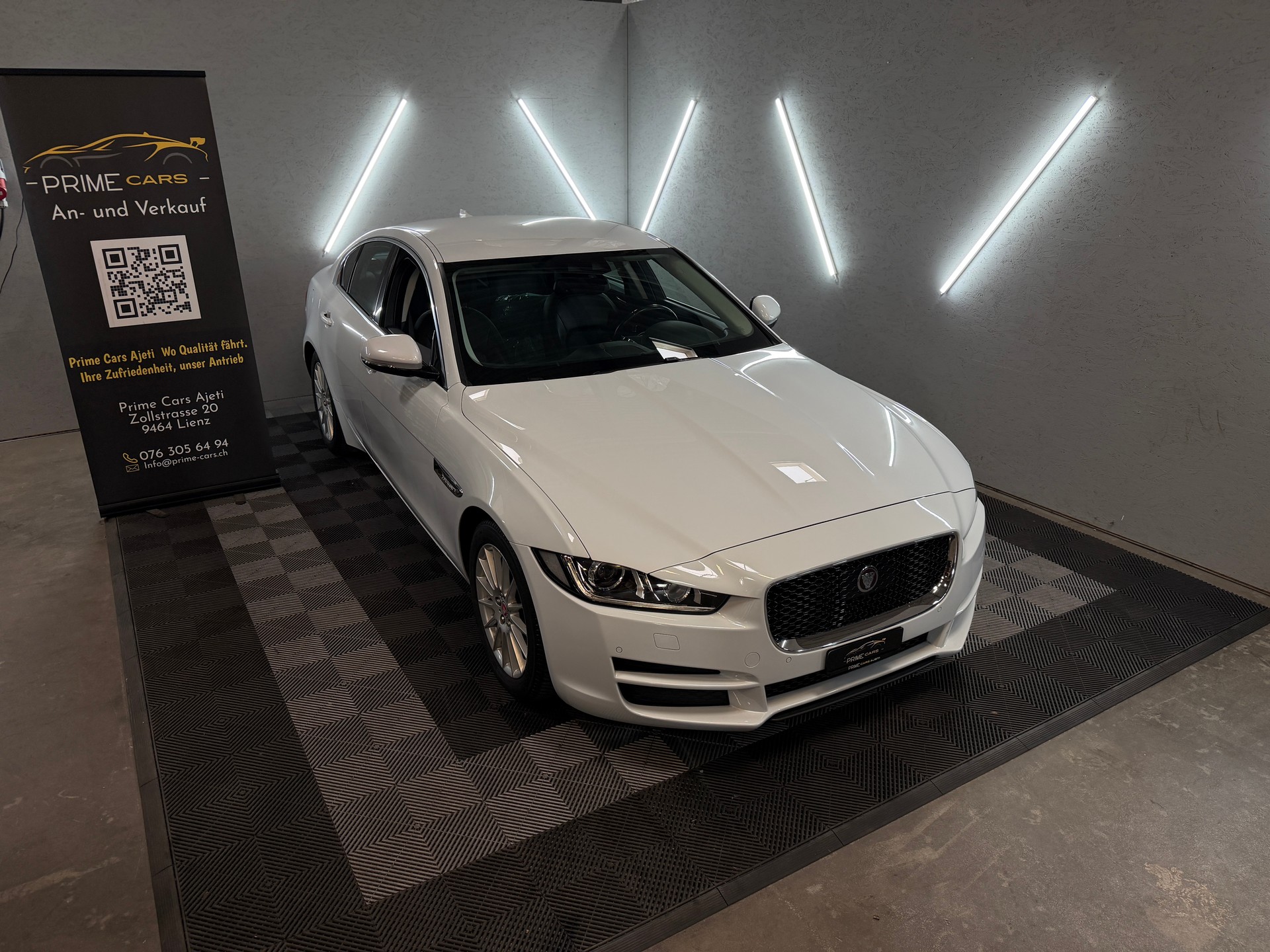 JAGUAR XE E-Performance 20d Pure Automat-image-2