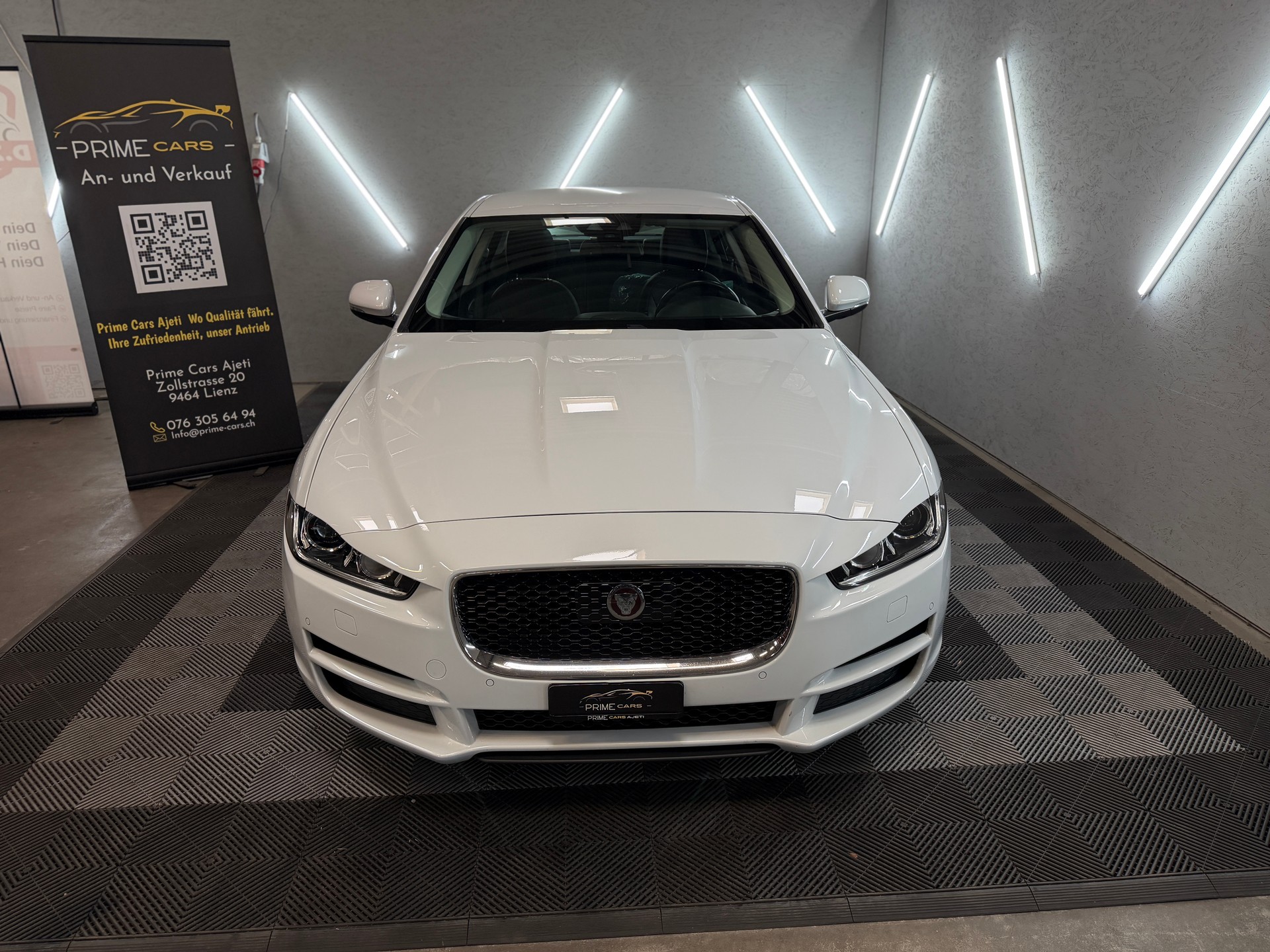 JAGUAR XE E-Performance 20d Pure Automat-image-5