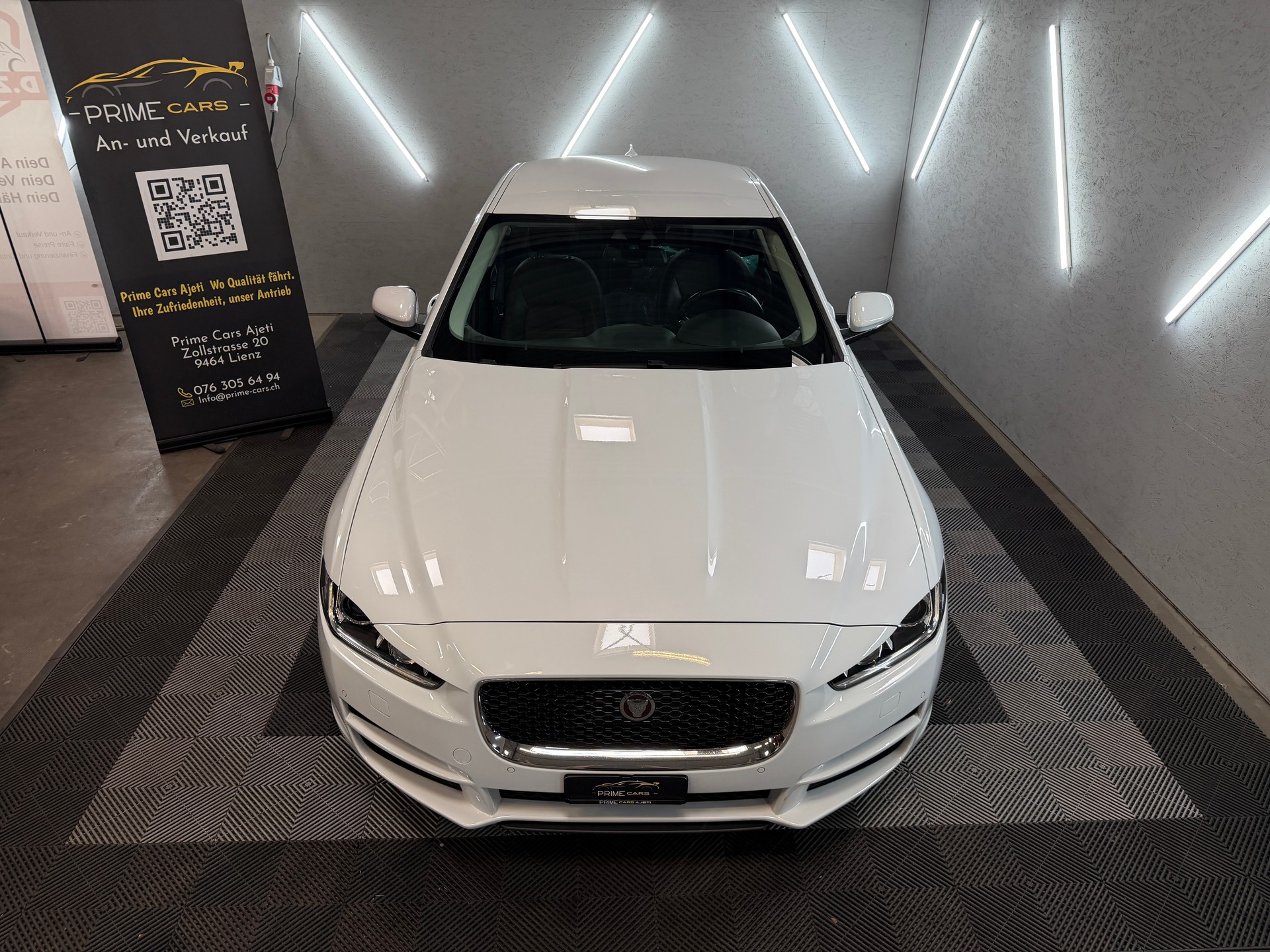 JAGUAR XE E-Performance 20d Pure Automat-image-6