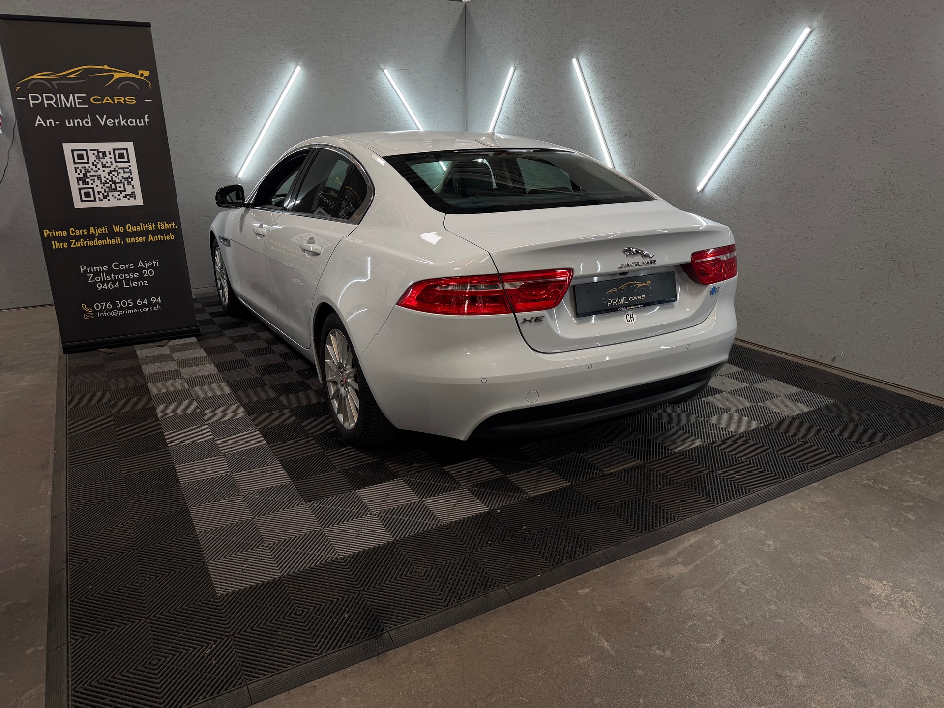 JAGUAR XE E-Performance 20d Pure Automat-image-10