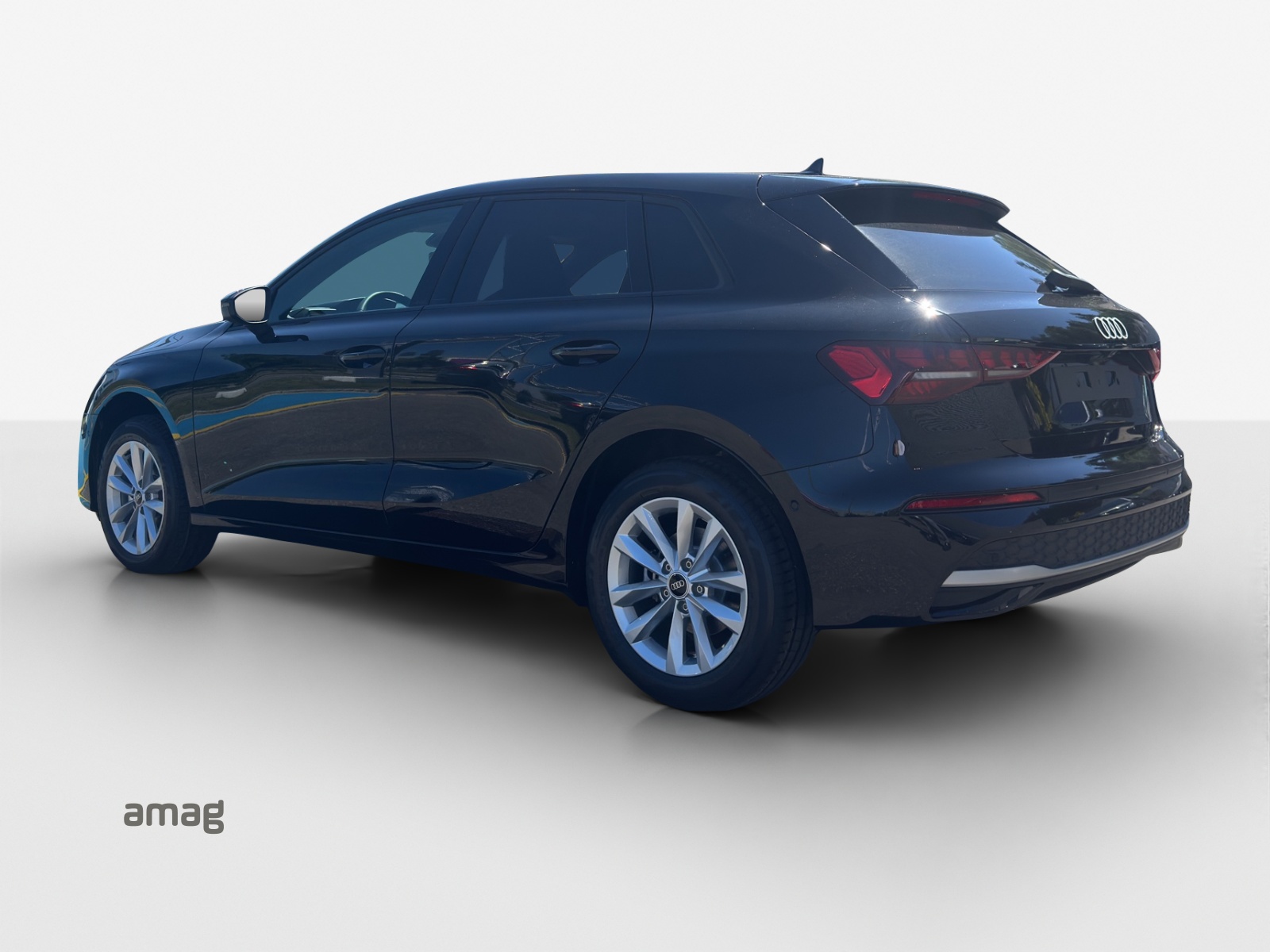 AUDI A3 Sportback TFSI 110 kW Attraction-image-2
