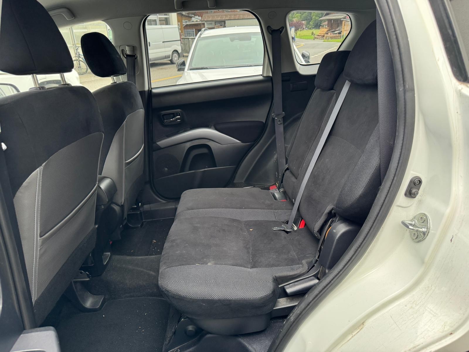 MITSUBISHI Outlander 2.2 DID Navigator 4WD-image-3